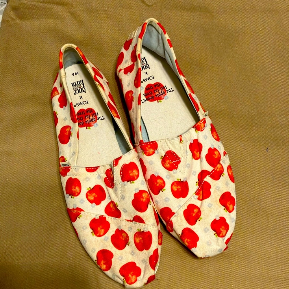 Toms, once upon a farm, size 8